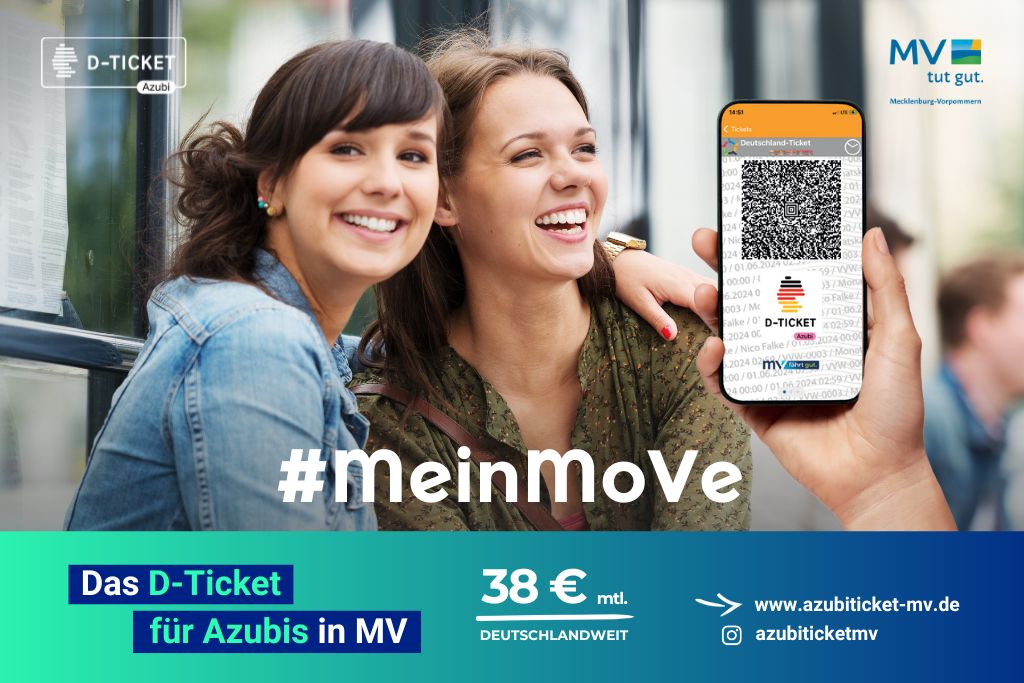 Zwei junge Frauen lachen an einer Bushaltestelle, während eine Person ein Smartphone mit dem digitalen D-Ticket zeigt.